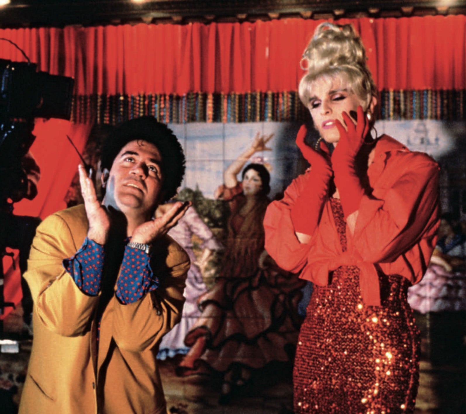 THE WORLD OF CHICAS ALMODÓVAR (AND THEIR BAGS) image